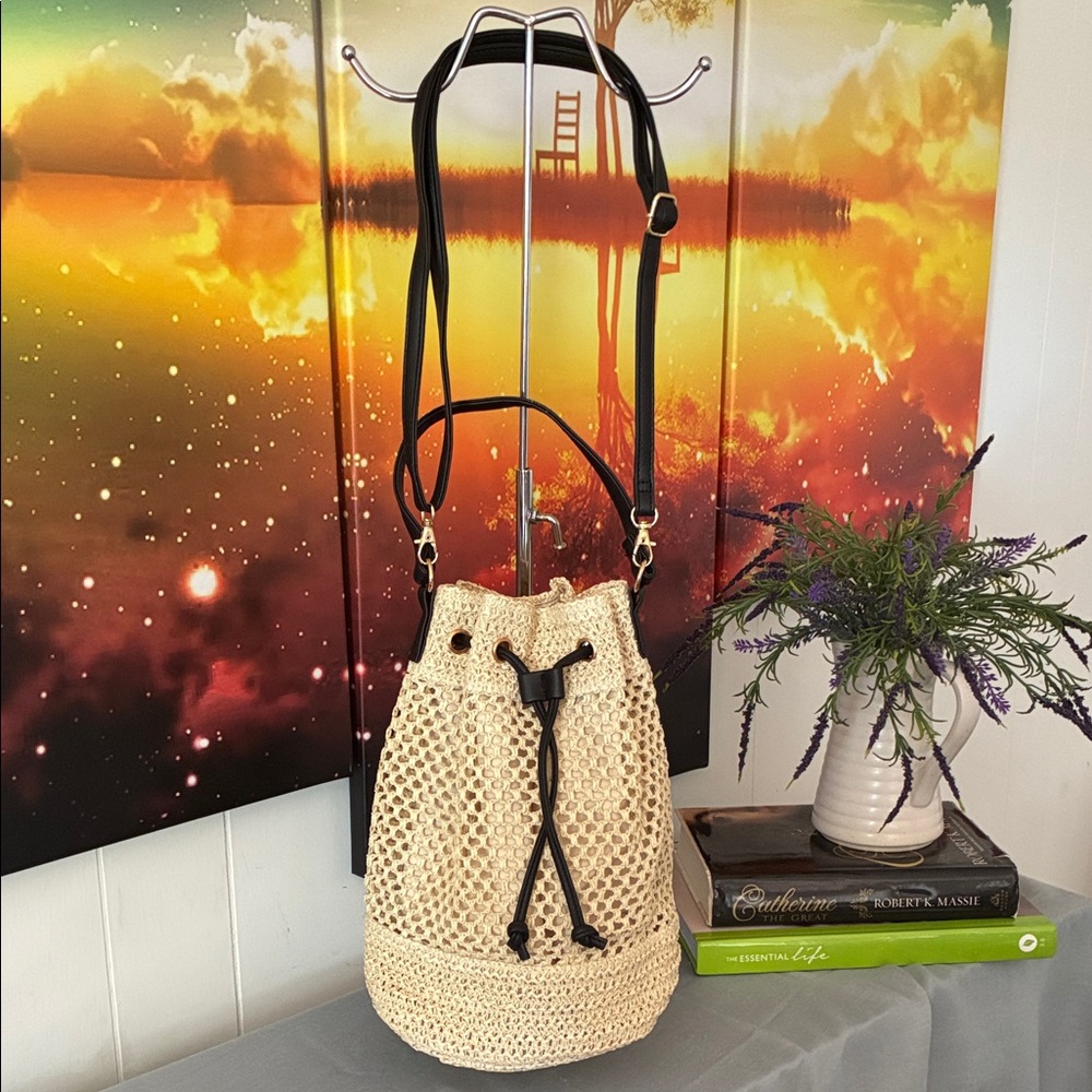 Elegant Woven Bucket Bag